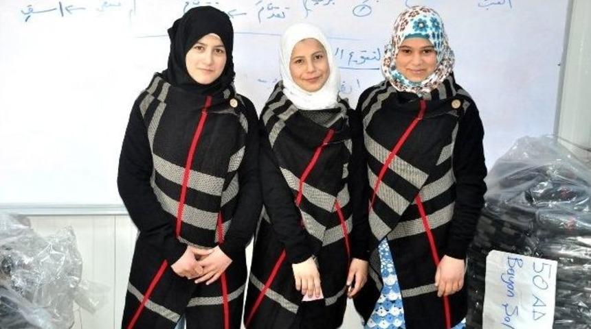 &Ccedil;adır Kentteki 8 Bin &Ouml;ğrenciye Kışlık Dağıtıldı