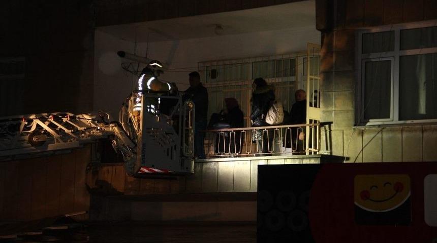 Maltepe&rsquo;de Bina Girişi &Ccedil;&ouml;kt&uuml;, Vatandaşlar Tahliye Edildi