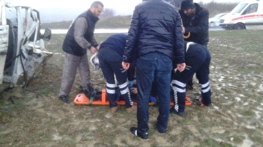 Maden İş&ccedil;ilerini Taşıyan Kamyonet Devrildi: 7 Yaralı