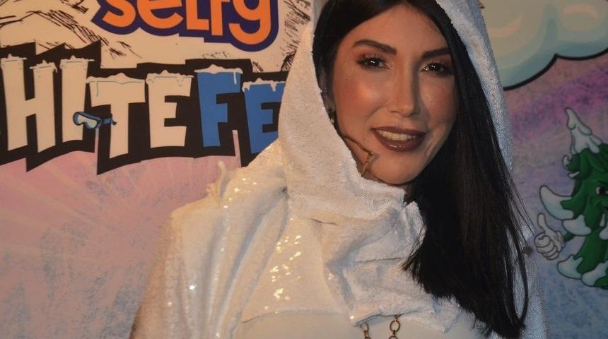 Hande Yener, "g&uuml;ndemde Şehitlerden Başka Bir Şey Olmamalı"