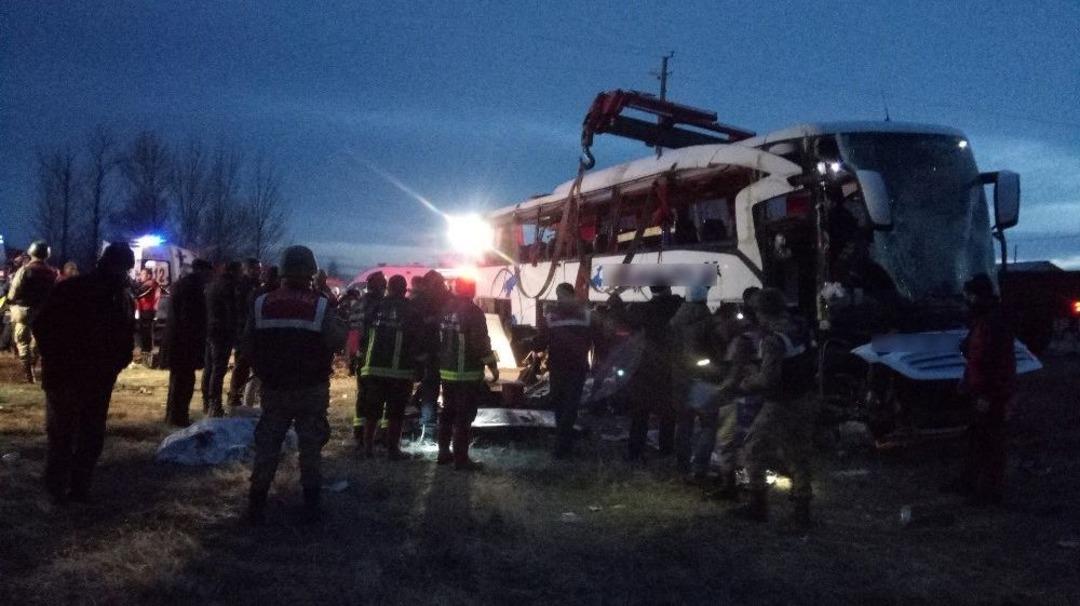 Van&rsquo;da Trafik Kazası; 2 &Ouml;l&uuml;, 21 Yaralı
