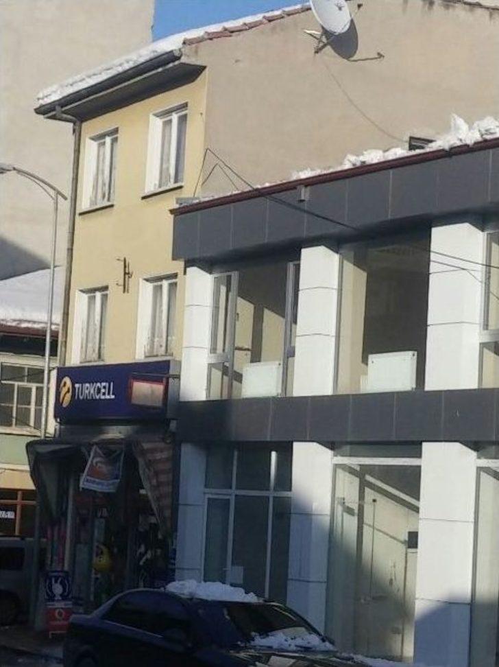 Üzerine Kar Kütlesi Düşen Araçta Maddi Hasar Oluştu G1