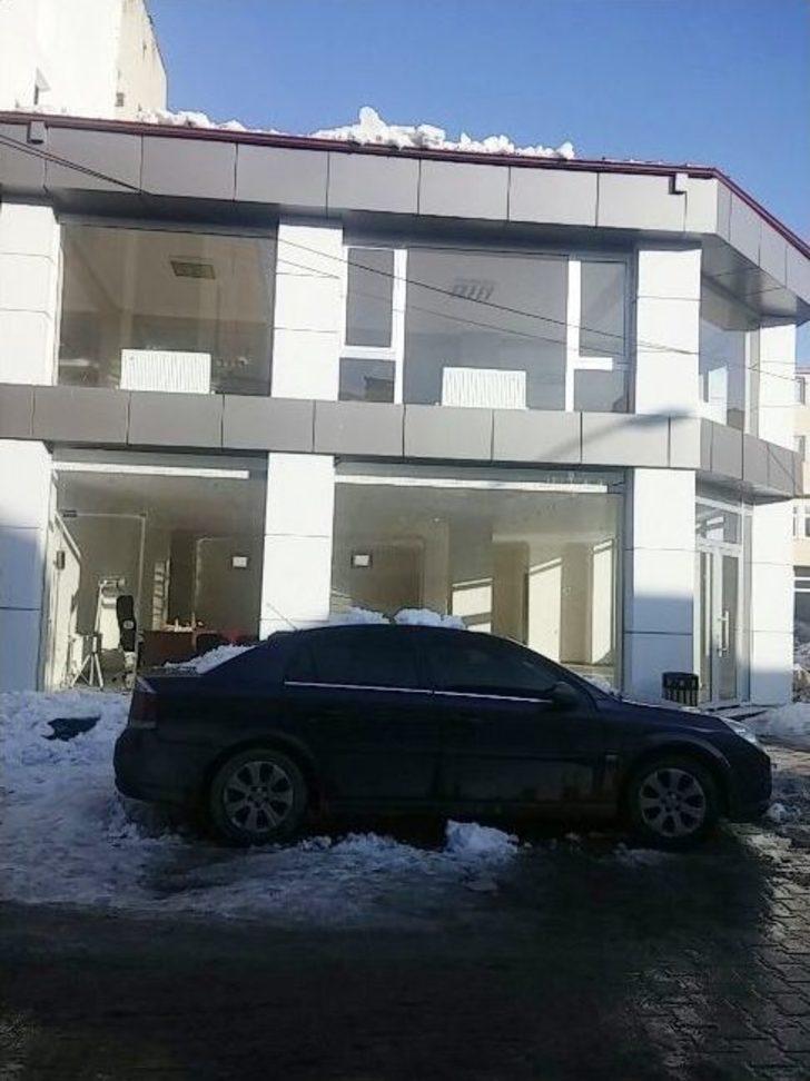 Üzerine Kar Kütlesi Düşen Araçta Maddi Hasar Oluştu G2