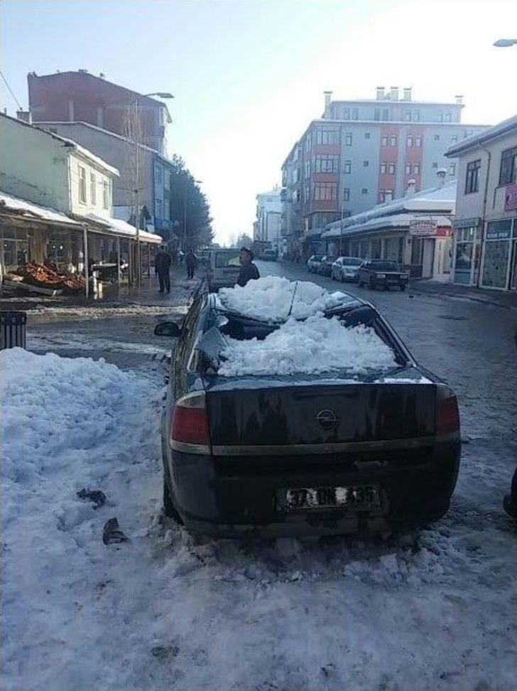 Üzerine Kar Kütlesi Düşen Araçta Maddi Hasar Oluştu G4