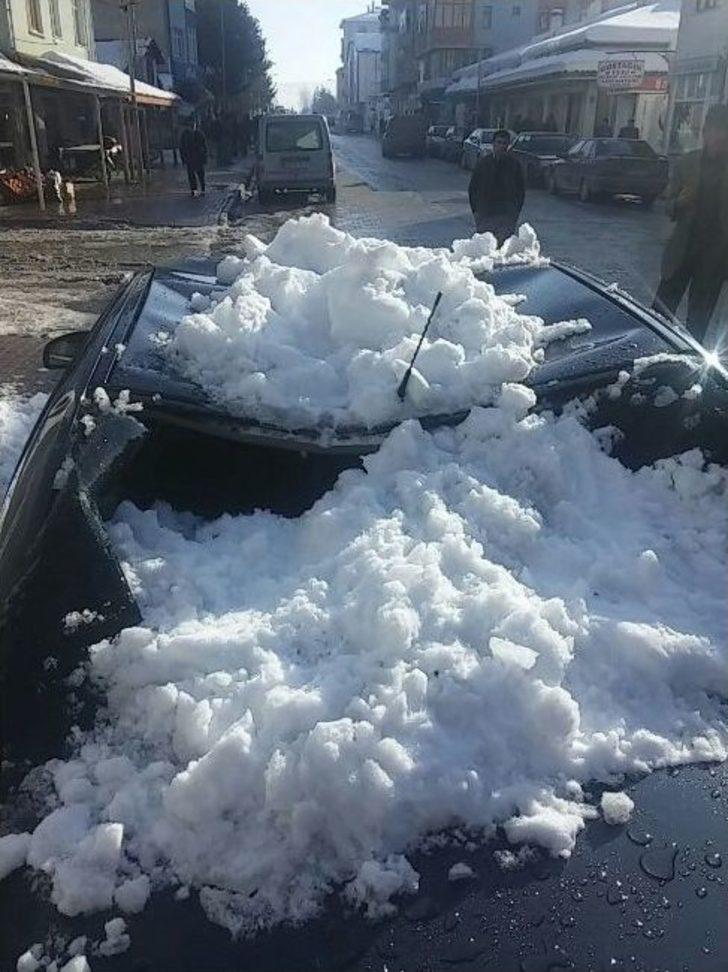 Üzerine Kar Kütlesi Düşen Araçta Maddi Hasar Oluştu G5