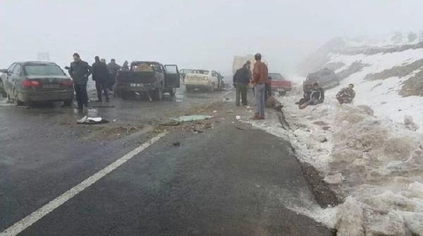 K&uuml;tahya'da Siste Zincirleme Kaza: 10 Yaralı