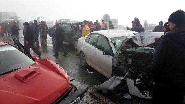 K&uuml;tahya da Siste Zincirleme Kaza: 10 Yaralı 2