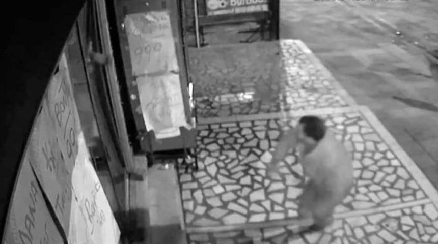 (&ouml;zel) Acemi Hırsız Parke Taşıyla Kapıyı Kıramayınca B&ouml;yle Ka&ccedil;tı