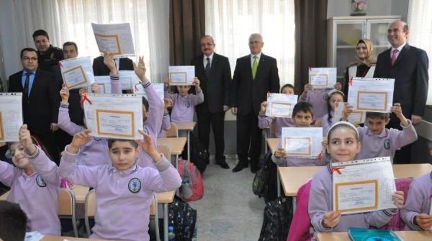 Engelli Dilek'e Madalya Ve Karnenin Yanında Ak&uuml;l&uuml; Sandalye S&ouml;z&uuml;