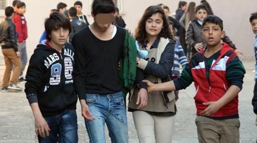 Karne G&uuml;n&uuml; 2 &Ouml;ğrenci Kız Kavgasında Bı&ccedil;aklandı