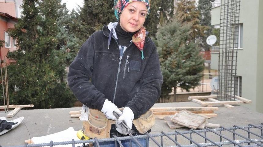 İnşaat Ustası Kevser, Bir Koltukta &Uuml;&ccedil; Karpuz Taşıyor