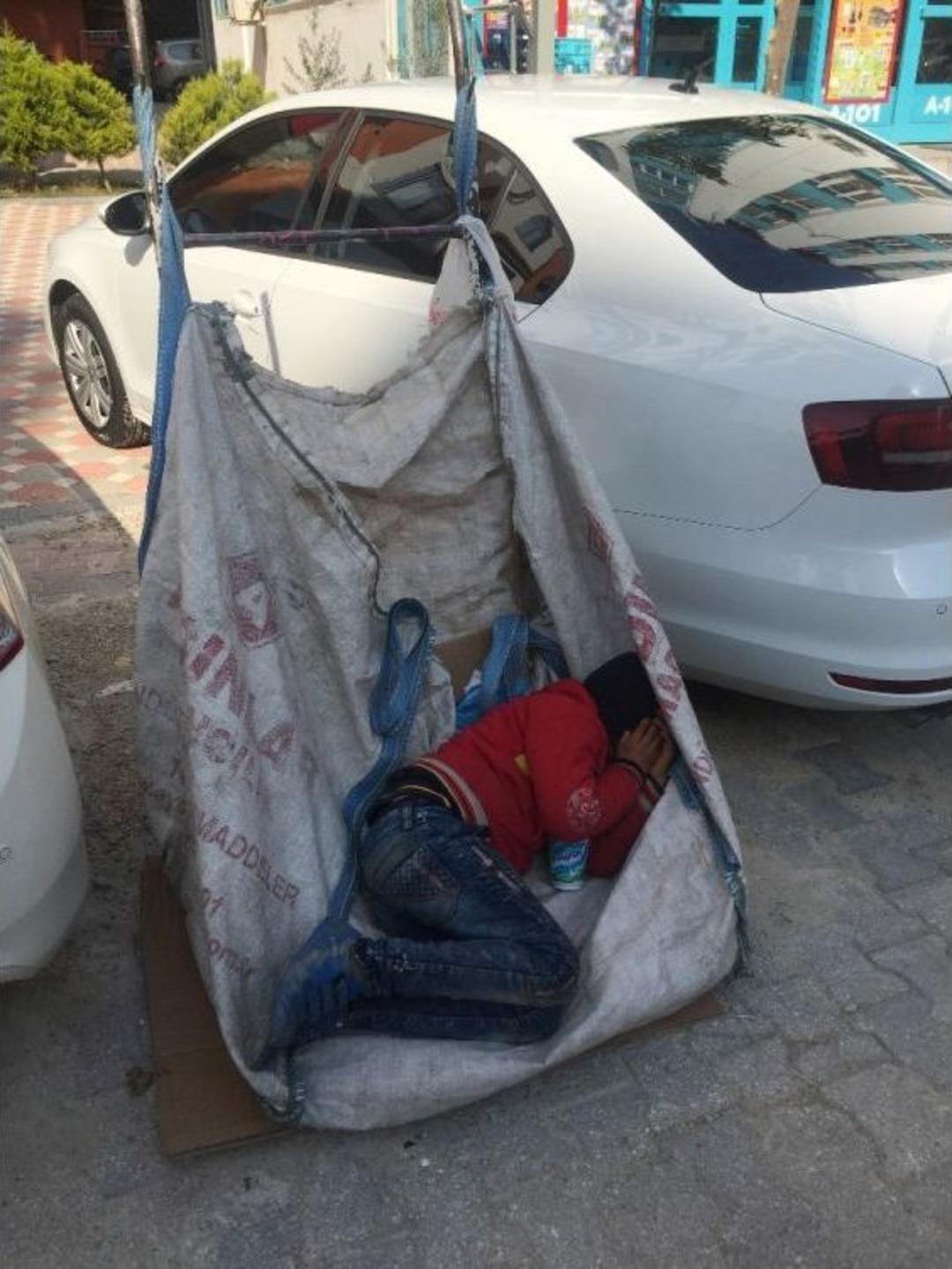 Yaşıtları Okula Gitti, O Atık Kağıt Toplarken Uyuyakaldı