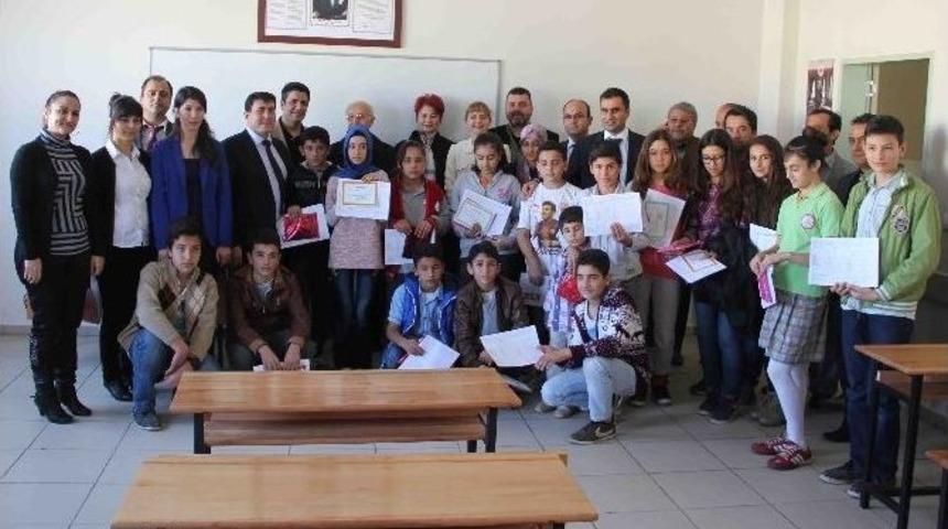 Başkan Gen&ccedil; &Ouml;ğrencilerin Karne Heyecanını Paylaştı