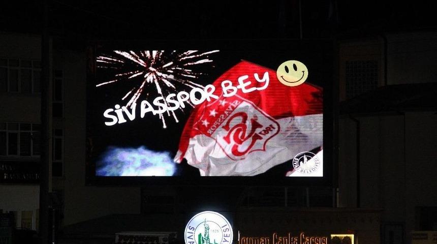 Sivas Belediyesi&rsquo;nden Galatasaray&rsquo;a Dev Ekrandan Galibiyet G&ouml;ndermesi