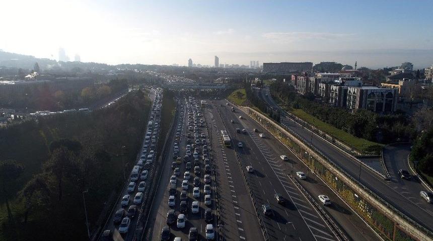 İstanbul&rsquo;daki Trafik Yoğunluğu Havadan G&ouml;r&uuml;nt&uuml;lendi