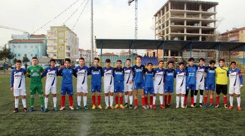 K&uuml;&ccedil;&uuml;k Futbolculardan &Ouml;rnek Davranış