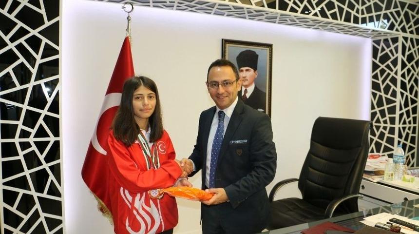 Gen&ccedil; Sporcu Madalya S&ouml;z&uuml;n&uuml; Tuttu