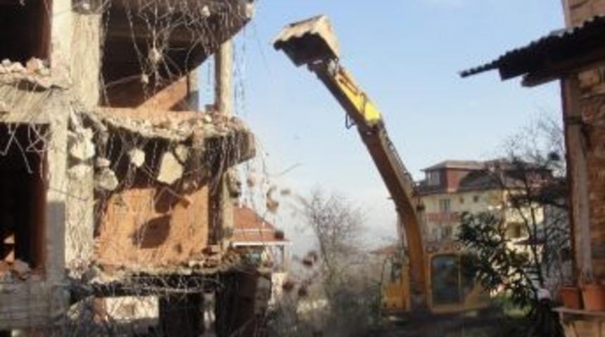 Kartepe&rsquo;de Hasarlı Binalar Yıkılıyor