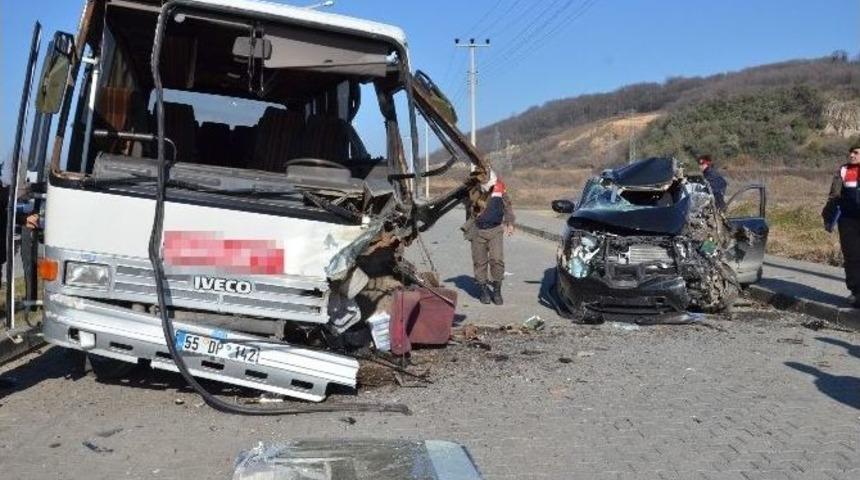 Midib&uuml;s İle Otomobil &Ccedil;arpıştı: 9 Yaralı