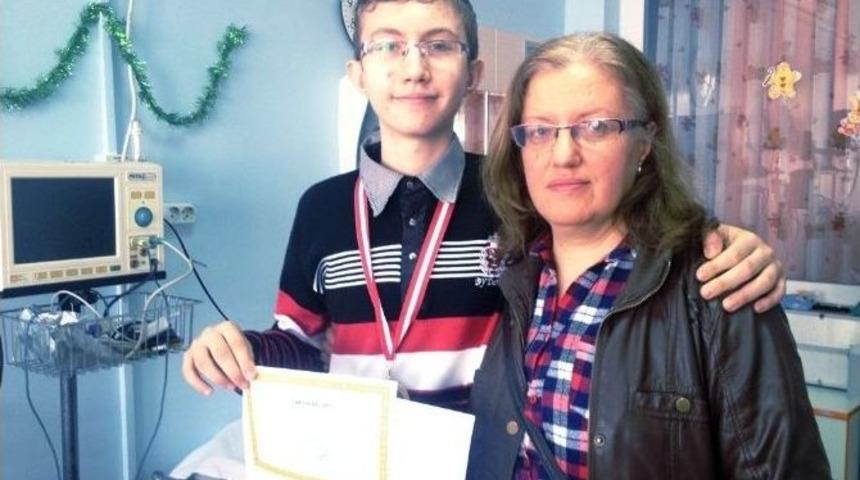 (&ouml;zel Haber) Sol Elinde İğne Sağ Elinde Kalemle Gelen Başarı