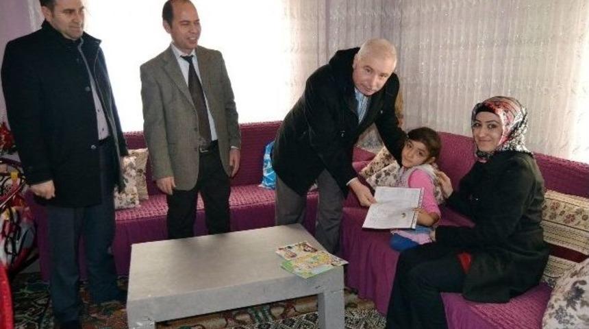 Evde Eğitim G&ouml;ren Ortopedik Engelli Eslem&rsquo;in Karne Sevinci