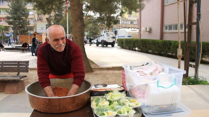35 Yıllık &Ccedil;iğ K&ouml;fte Ustası Seyyar Tezgahı İle Ge&ccedil;imini Sağlıyor