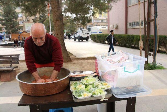 35 Yıllık Çiğ Köfte Ustası Seyyar Tezgahı İle Geçimini Sağlıyor