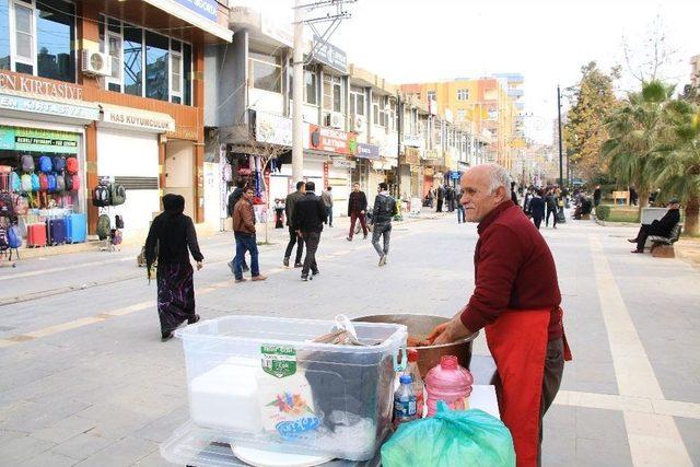 35 Yıllık Çiğ Köfte Ustası Seyyar Tezgahı İle Geçimini Sağlıyor