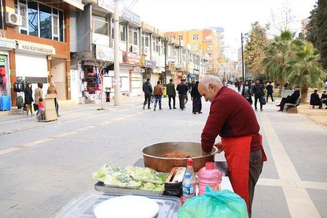 35 Yıllık Çiğ Köfte Ustası Seyyar Tezgahı İle Geçimini Sağlıyor