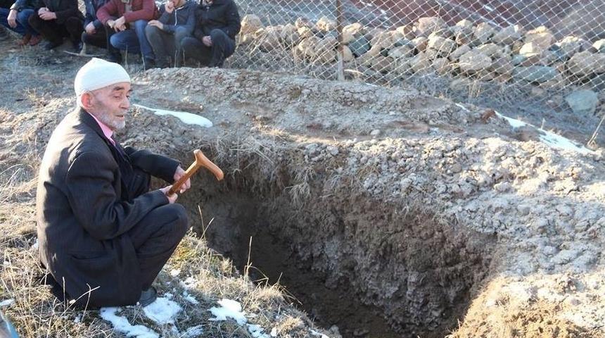 &Ouml;ld&uuml; Diye Mezarını Kazdılar Ama &Ouml;lmedi