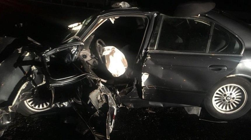 Otomobil Tıra &Ccedil;arptı: 1 &Ouml;l&uuml;, 4 Yaralı