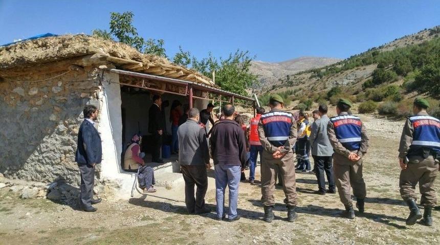 Oğlunun Şehadet Haberini Veren Albaya Sarılarak G&ouml;zyaşı D&ouml;kt&uuml;