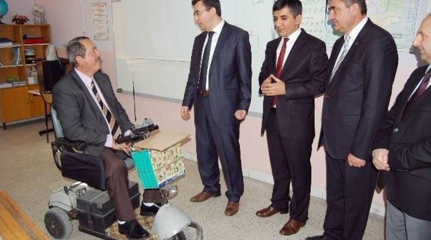 (&ouml;zel Haber) Engelli &Ouml;ğretmen, &Ouml;ğrencilerine Karnelerini Dağıttı