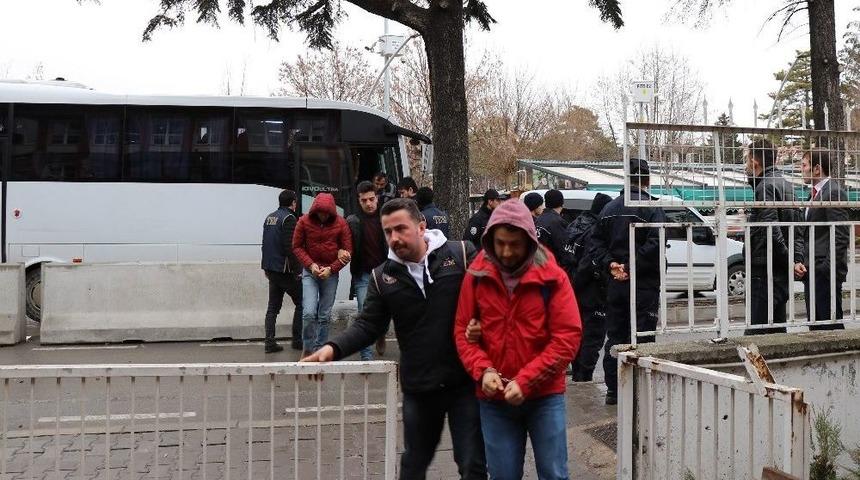 Fet&ouml; Ş&uuml;phelisi 14 Asker Adliyeye Sevk Edildi