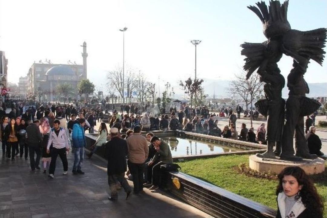 Park Ve Meydanlar Dolup Taştı