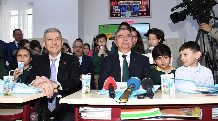 Bakan Demircan Okulun İlk Günü Öğrencilerle Bir Araya Geldi