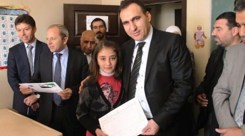 Suriyeli Sığınmacı &Ccedil;ocukların Karne Heyecanı