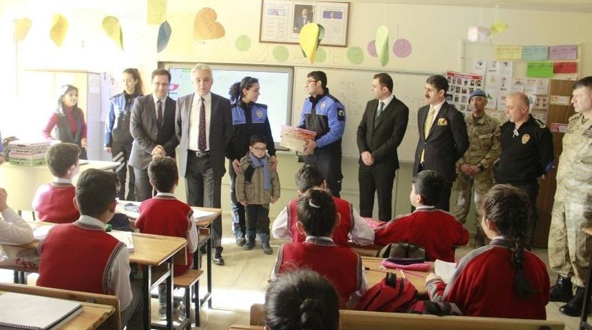 Hakkari&rsquo;de 70 Bin &Ouml;ğrenci Yeniden Ders Başı Yaptı