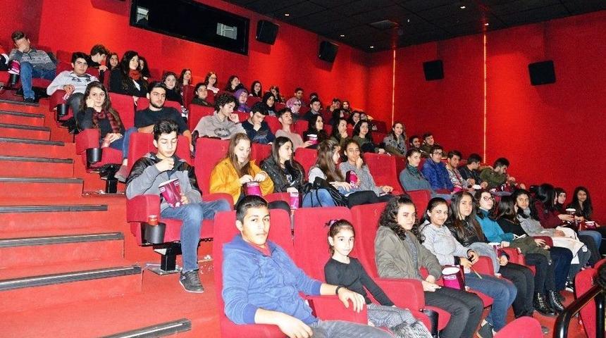 Başkan Çerçioğlu’ndan Öğrencilere Sinema Hediyesi