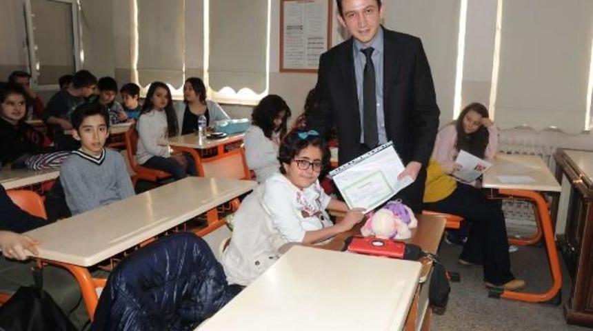 Bursa'da Cam Kemik Hastası Kardelen Karnesini Aldı