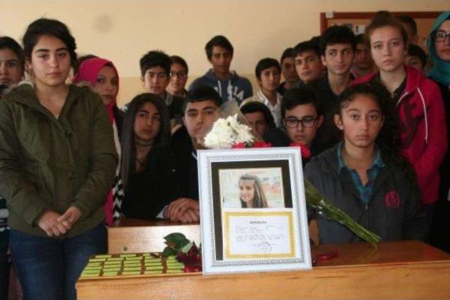 Liseli Büşra'nın Karnesini Sırasına Bıraktılar