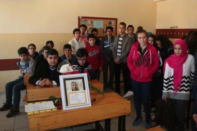 Liseli Büşra'nın Karnesini Sırasına Bıraktılar