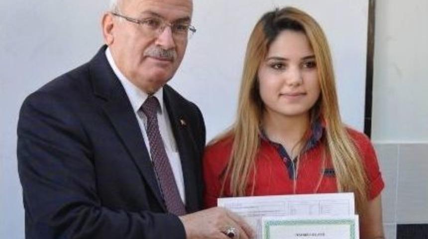 &Uuml;rg&uuml;p&rsquo;te &Ouml;ğrencilere Karnelerini Kaymakam Balcı Ve Belediye Başkanı Yıldız Dağıttı