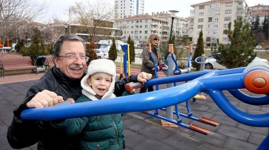 &Ccedil;ankaya&rsquo;da Parklara Bakım Onarım Yapılıyor