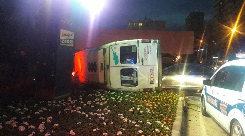 Kırmızı Işık İhlali Yaptı, &Ccedil;arptığı Dolmuşu Devirdi