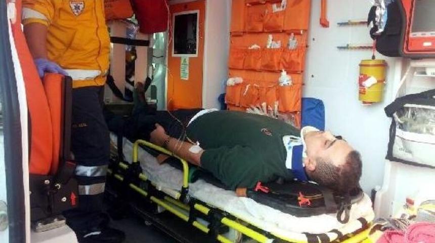 Otomobil K&ouml;pr&uuml; Korkuluklarına &Ccedil;arptı: 2 Yaralı