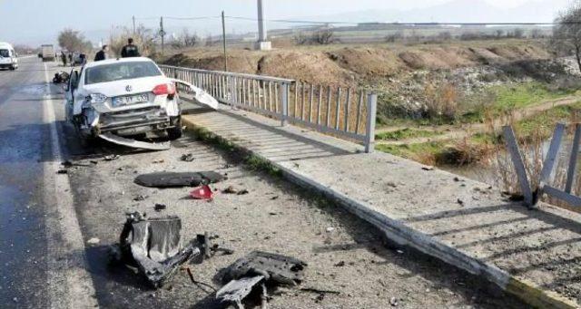 Otomobil Köprü Korkuluklarına Çarptı: 2 Yaralı
