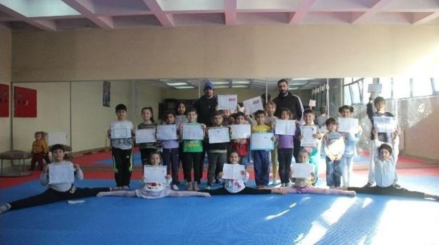 En Mutlu İlin Mutlu &Ccedil;ocukları Karnelerini Aldı