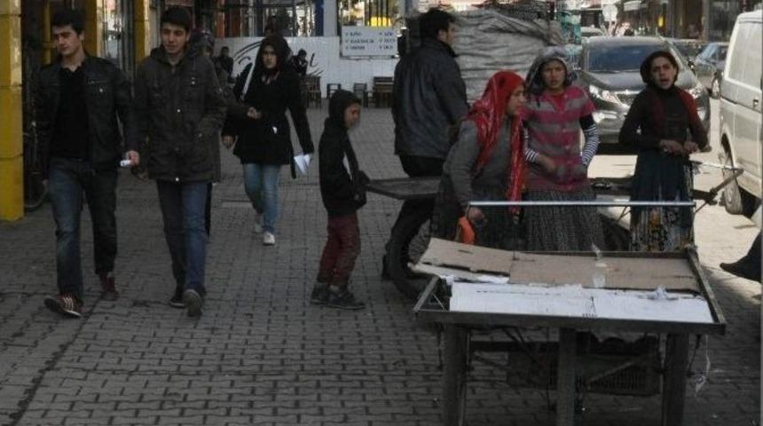 Karne G&uuml;n&uuml;nde De Kağıt Topladılar