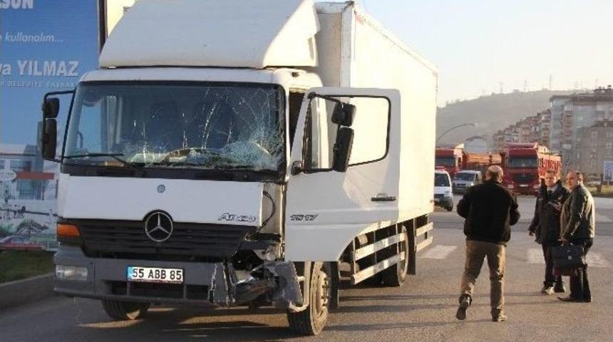 Kamyon Minib&uuml;sle &Ccedil;arpıştı: 1 Yaralı